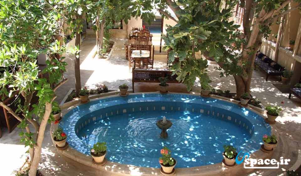 نمای محوطه هتل سنتی داروش - شیراز